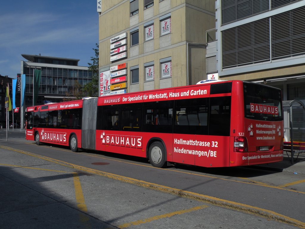 MAN Bus mit der Betriebsnummer 122 und der Vollwerbung fr das Bauhaus auf der Linie 21 am Bahnhof in Thun. Die Aufnahme stammt vom 12.10.2011.