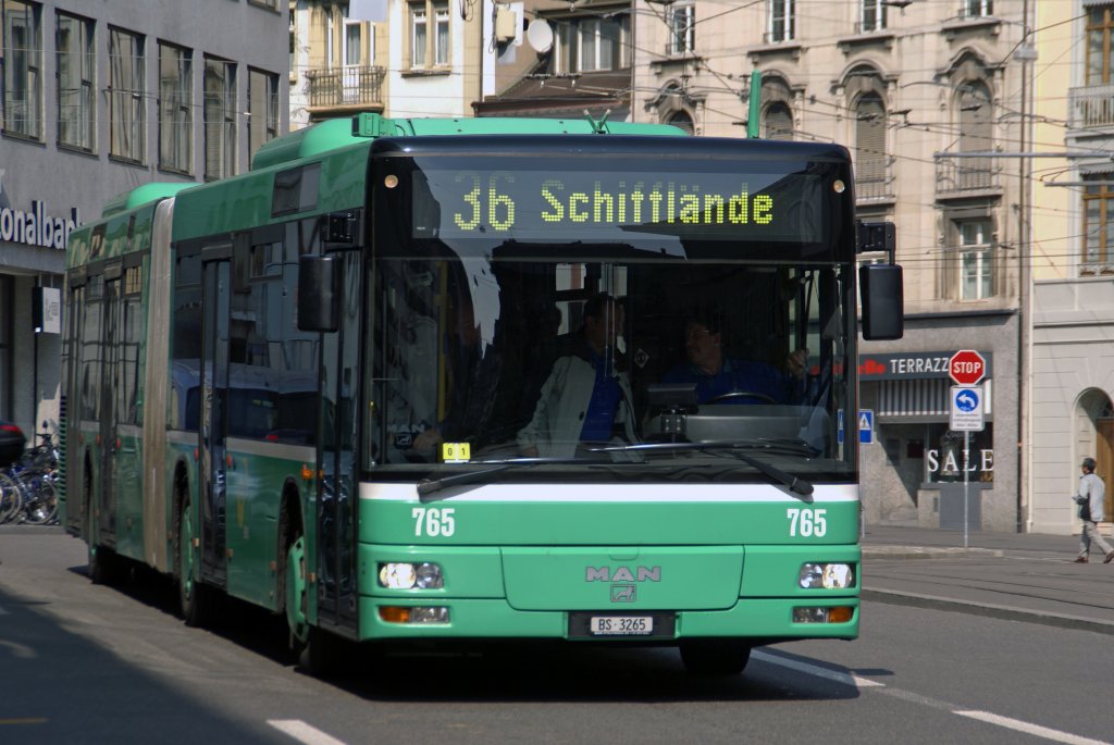 MAN Bus mit der Betriebsnummer 765 fhrt durch die Spiegelgasse Richtung Schifflnde. Die Aufnahme entstand am 22.09.2008.
