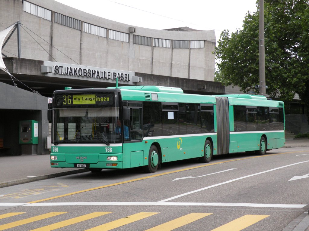 MAN Bus mit der Betriebsnummer 766 bedient die Haltestelle St. Jakob Richtung Kleinhningen. Die Aufnahme stammt vom 21.06.2010.