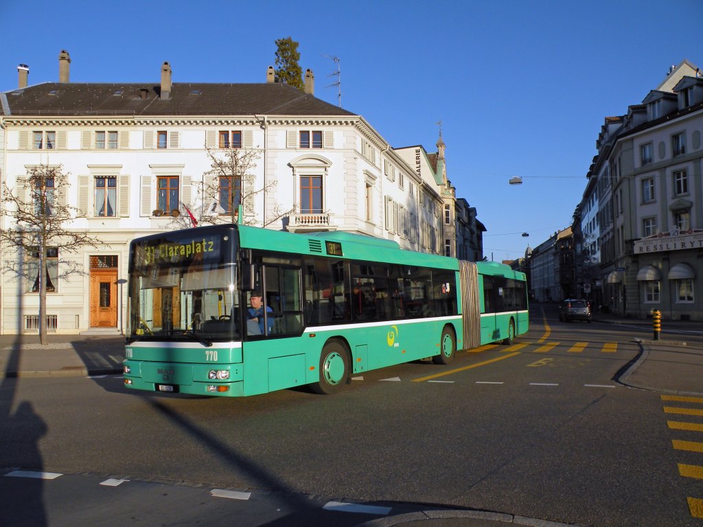 MAN Bus mit der Betriebsnummer 770 fhrt auf die Haltestelle Wettsteinplatz ein. Die Aufnahme stammt vom 07.02.2011.
