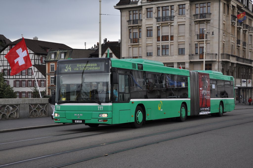 MAN Bus mit der Betriebsnummer 777 berquert die Mittlere Rheinbrcke Richtung Haltestelle Schifflnde. Die Aufnahme stammt vom 13.08.2011.