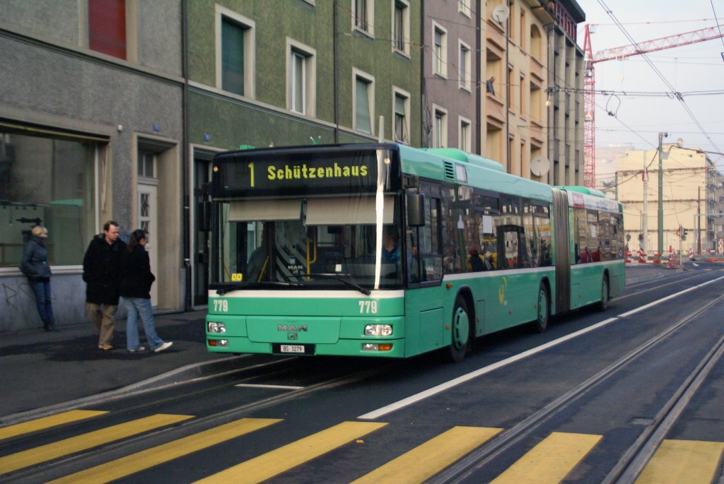 MAN Bus mit der Betriebsnummer 779 bei einem Einsatz als Tramersatz am Voltaplatz. Die Aufnahme stammt vom 13.12.2008.