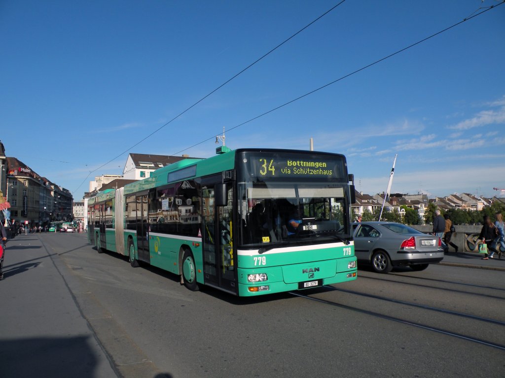 MAN Bus mit der Betriebsnummer 779 fhrt ber die Mittlere Rheinbrcke Richtung Grossbasel. Die Aufnahme stammt vom 13.09.2010.
