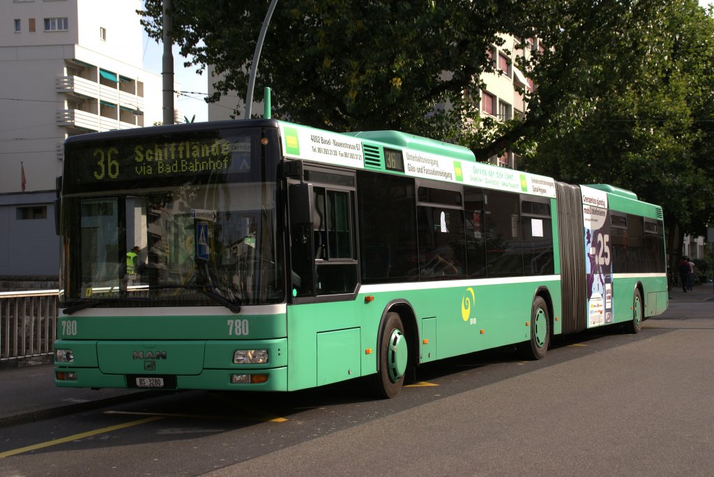 MAN Bus mit der Betriebsnummer 780 an der Endstation der Linie 36 in Kleinhningen. Die Aufnahme stammt vom 10.09.2008.