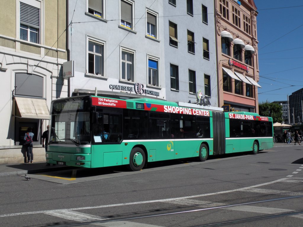 MAN Bus mit der Betriebsnummer 781 an der Haltestelle Bahnhof SBB auf der Linie 30. Die Aufnahme stammt vom 01.09.2010.