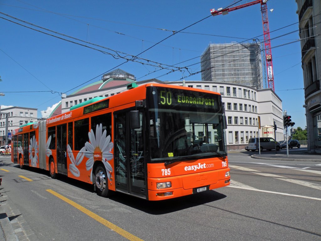 Man Bus mit der Betriebsnummer 785 und der Easy Jet Werbung fhrrt Richtung Bahnhof SBB in Basel. Die Aufnhame stammt vom 21.05.2011.