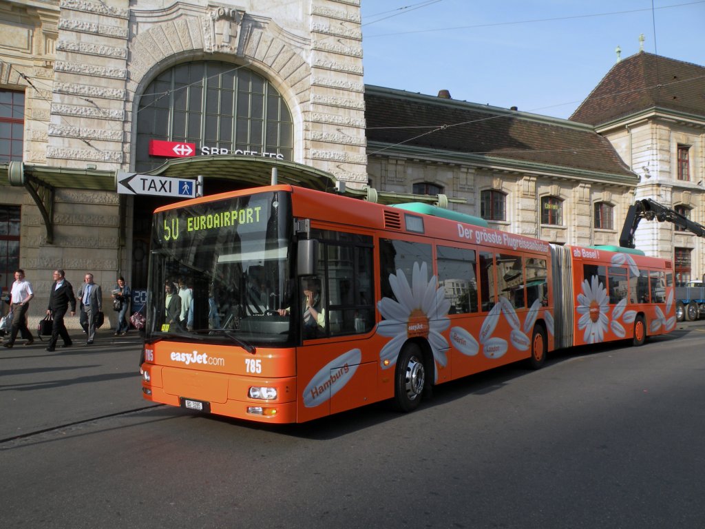 Man Bus mit der Betriebsnummer 785 und der Easy Jet Werbung fhrrt Richtung Euroairport in Basel. Die Aufnhame stammt vom 10.05.2011.