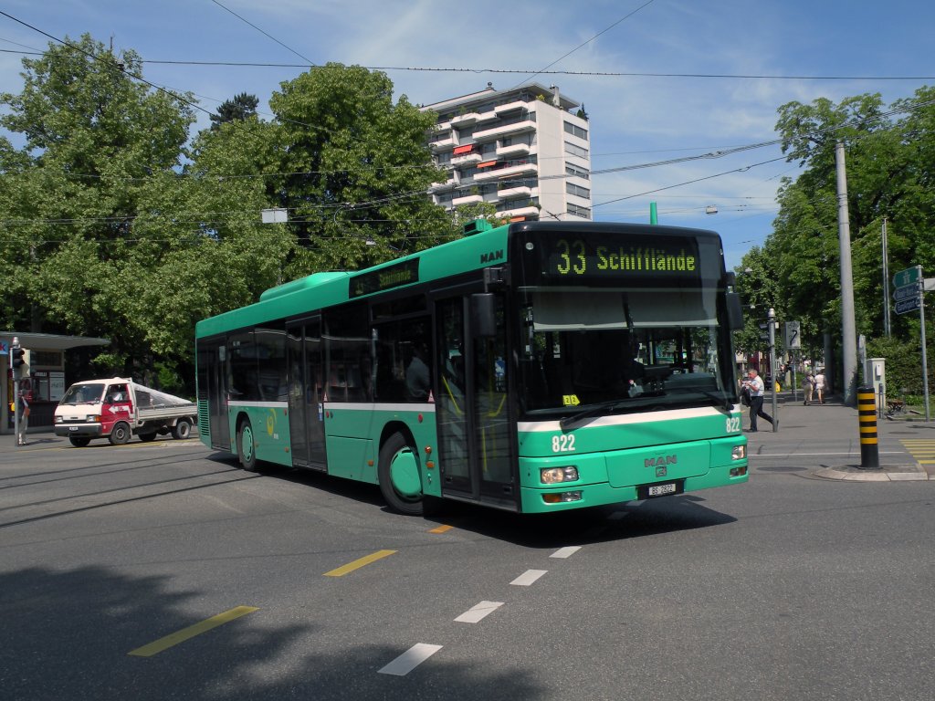 MAN Bus mit der Betriebsnummer 822 auf der Linie 33 am Schtzenhaus in Basel. Die Aufnahme stammt vom 20.05.2011.