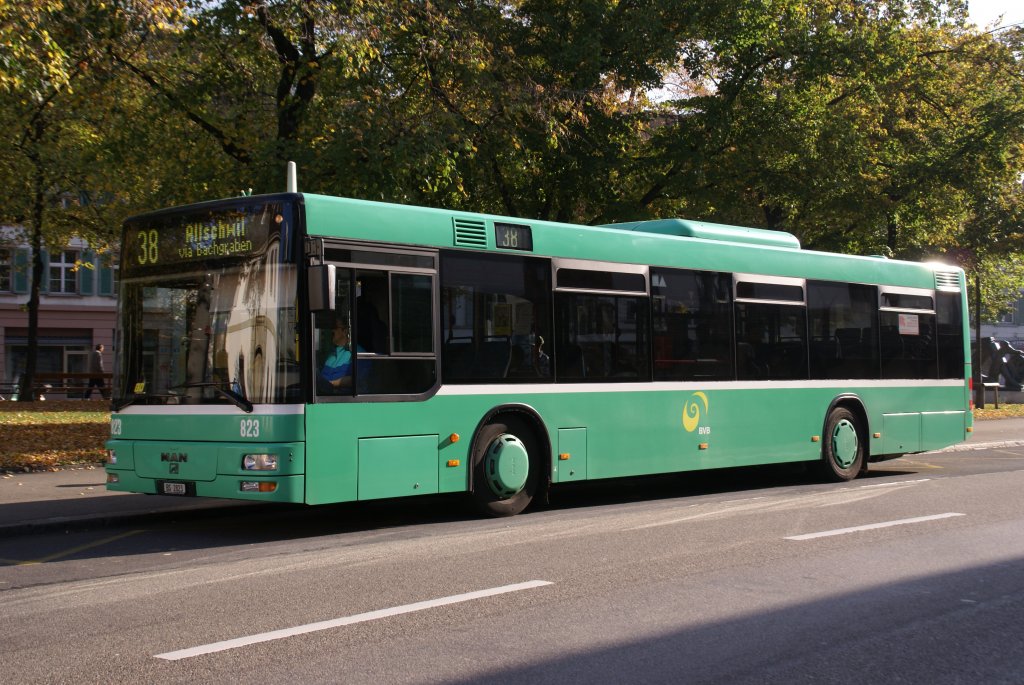 MAN Bus mit der Betriebsnummer 823 an der Haltestelle Universittsspital. Die Aufnahme stammt vom 18.10.2008.