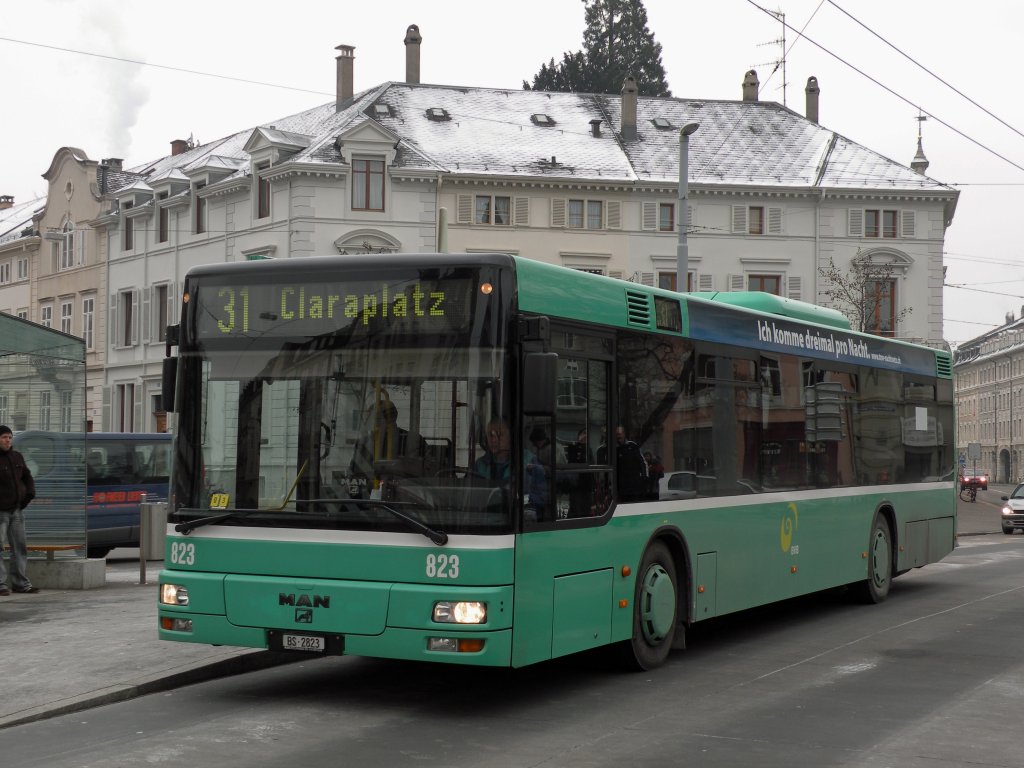 MAN Bus mit der Betriebsnummer 823 an der Haltestelle Wettsteinplatz. Die Aufnahme stammt vom 27.01.2010.