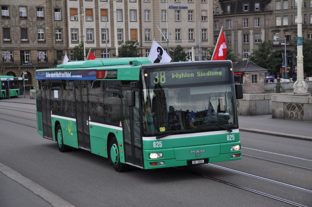MAN Bus mit der Betriebsnummer 825 berquert die Mittlere Rheinbrcke Richtung Haltestelle Rheingasse. Die Aufnahme stammt vom 13.08.2011.