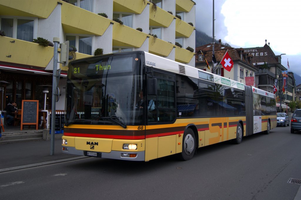 MAN Bus mit der Betriebsnummer 88 auf der Linie 21 fhrt zum Bahnhof Interlaken West. Die Aufnahme stammt vom 13.04.2012.