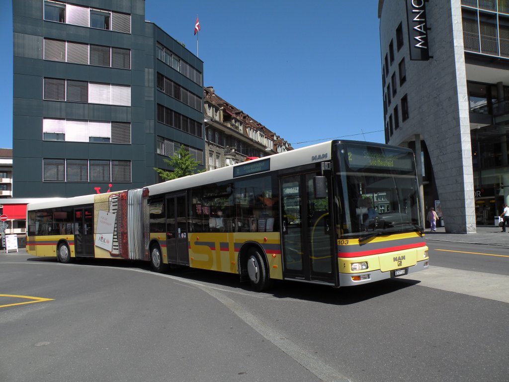 MAN Bus der STI mit der Betriebsnummer 103 fhrt am Bahnof Thun ein. Die Aufnahme stammt vom 18.05.2011.

