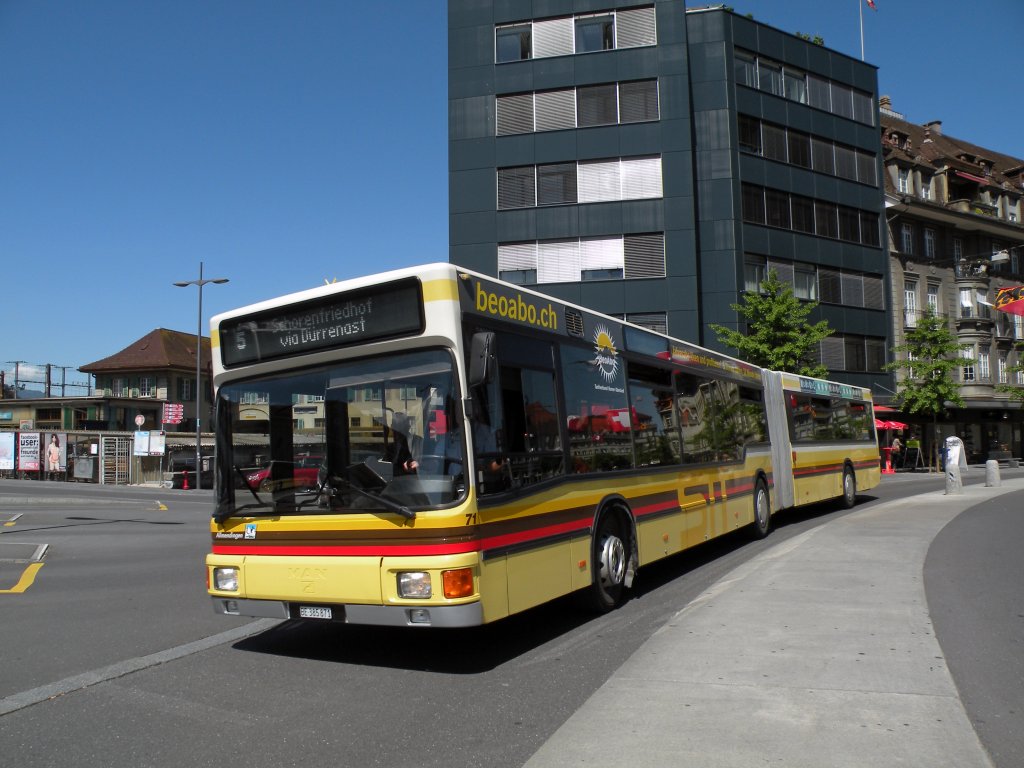 MAN Bus der STI mit der Betriebsnummer 71 fhrt am Bahnof Thun ein. Die Aufnahme stammt vom 18.05.2011. 