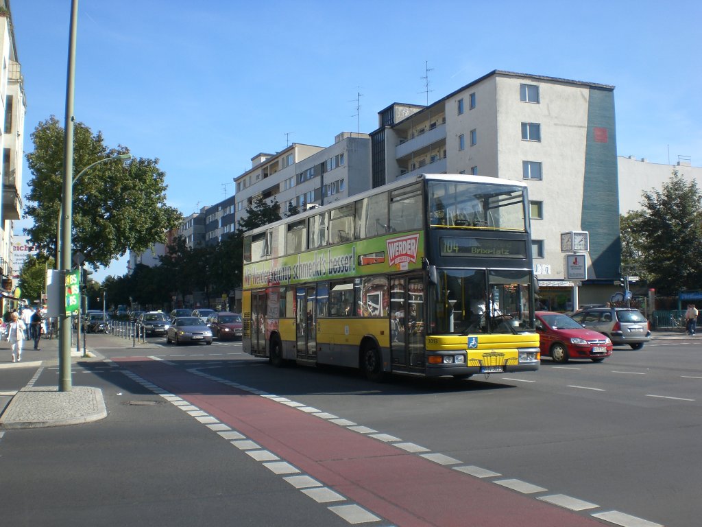 MAN-Doppeldecker auf der Linie 104 nach Neu-Westend Brixplatz am U-Bahnhof Blissestrae.