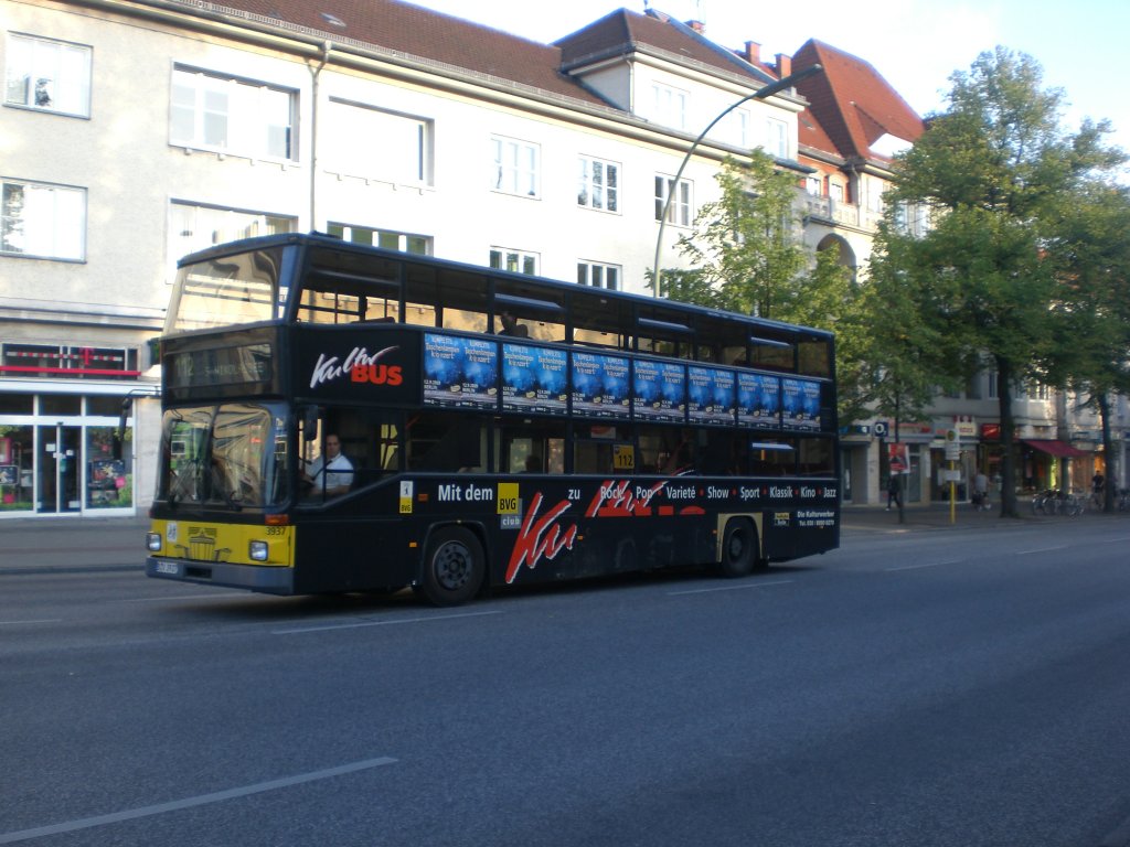 MAN-Doppeldecker auf der Linie 112 nach S-Bahnhof Nikolassee an der Haltestelle Zehlendorf Eiche.