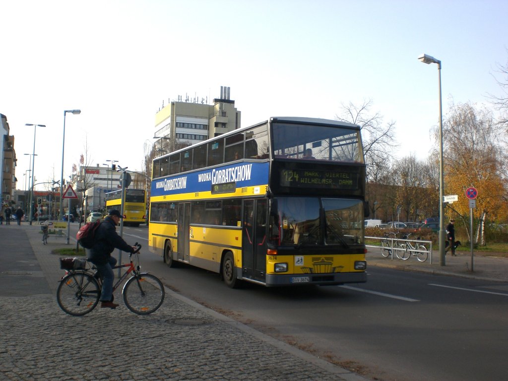 MAN-Doppeldecker auf der Linie 124 nach Mrkisches Viertel Wilhemsruher Damm an der Haltestelle Eschbachstrae/S-Bahnhof Tegel.