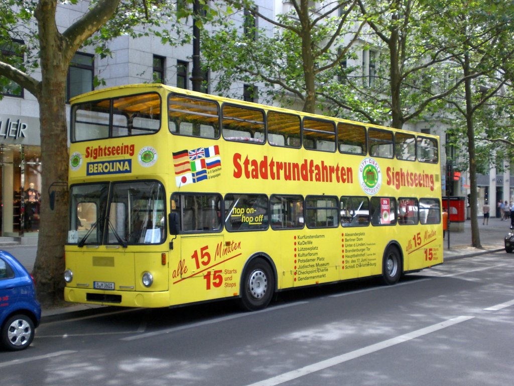 MAN-Doppeldecker Sightseeing-Bus am U-Bahnhof Kurfrstendamm.