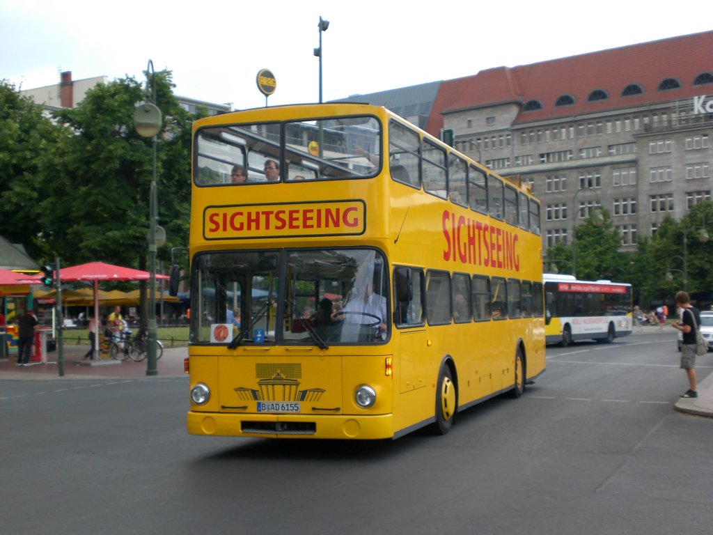 MAN-Doppeldecker Sightseeing-Bus am U-Bahnhof Wittenbergplatz.