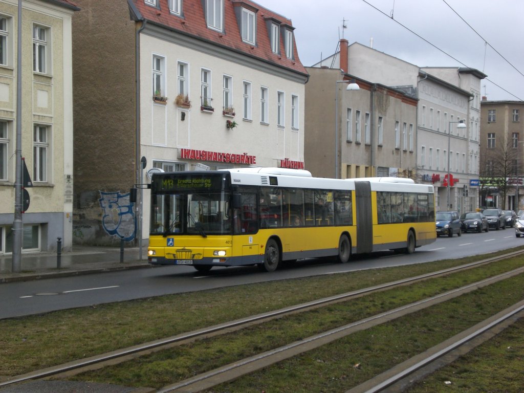 MAN-Gelenkbus als SEV f�r die Stra�enbahnlinie M13 zwischen Berliner Allee/Indira-Ghandi-Stra�e