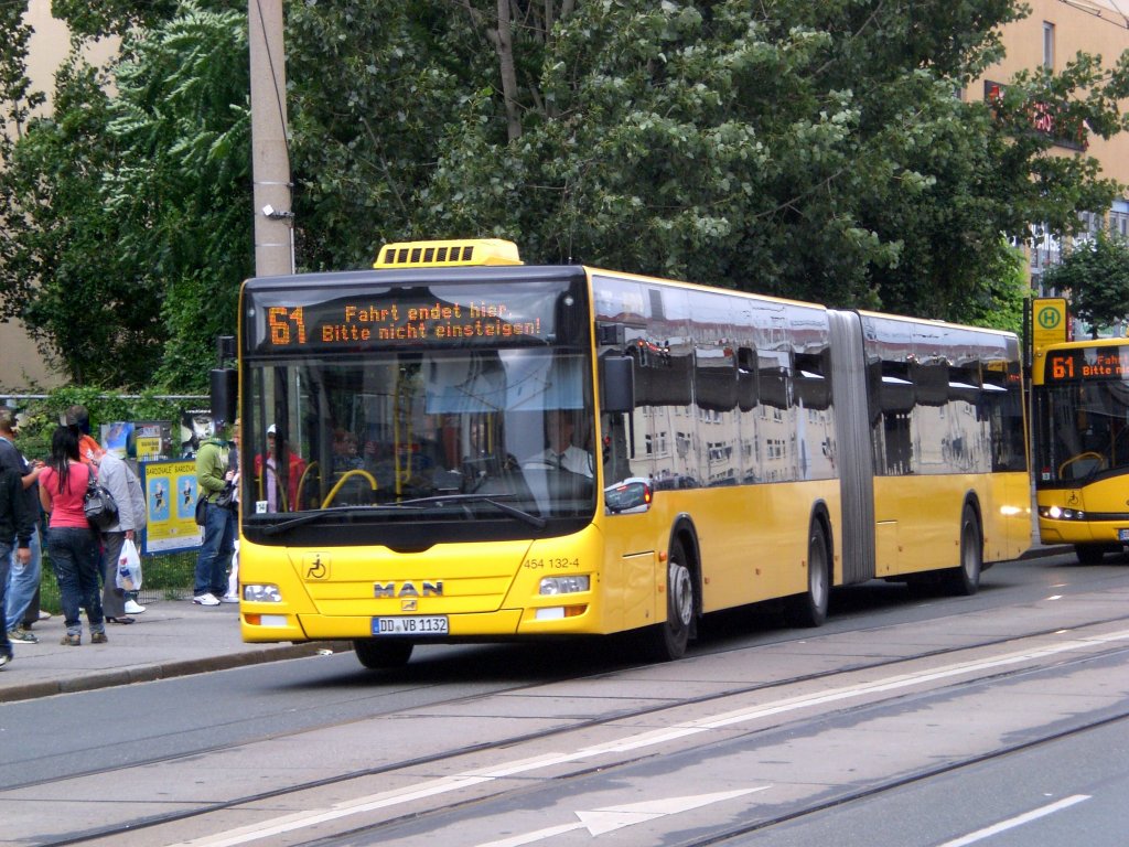 MAN-Gelenkbus auf der Linie 61 an der Haltestelle Lbtau.
