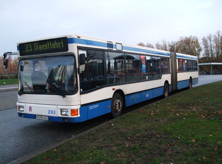 MAN-Gelenkbus von der Rostocker Straenabhn AG steht auf der Sdseite vom Rostocker Hbf.(14.11.09)
