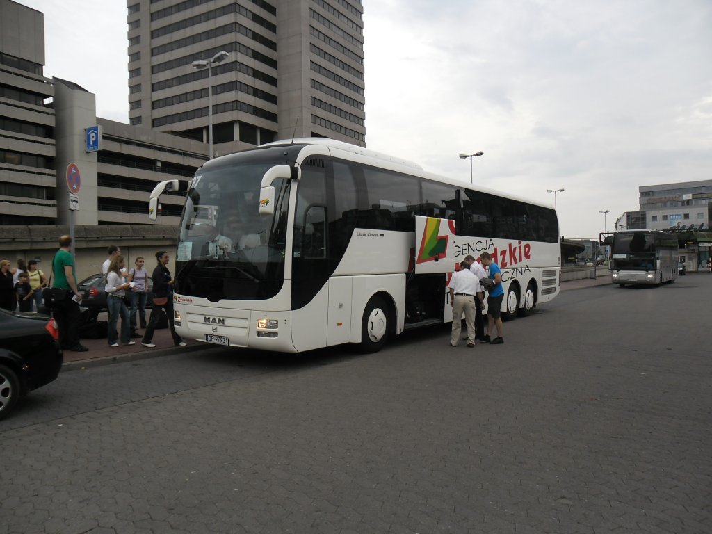 MAN Lion´s Coach am ZOB in Hannover am 01.08.2011.