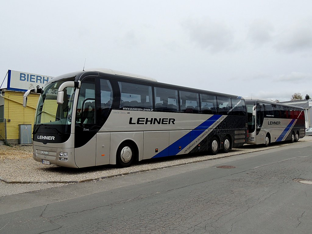 MAN Lion´s-Coach von Busreisen-Lehner haben sich im Doppelpack am Veranstaltungsgelnde in Ried i.I. eingefunden; 120422