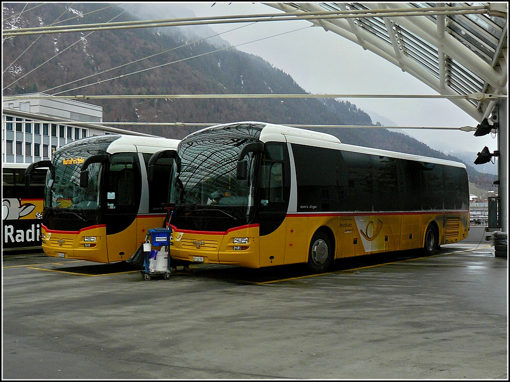 MAN Lion´s Regio Postautos mssen auch ab und zu gereinigt werden, wie hier whrend einer Pause im Busbahnhof Chur. 23.12.2009 