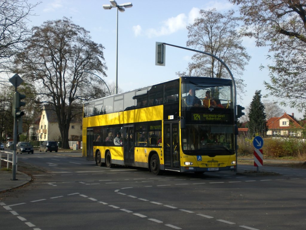 MAN Lion's City DD (Doppelstock) auf der Linie 124 nach Buchholz-West Aubertstrae an der Haltestelle Tegel Gorkistrae/Am Nordgraben.