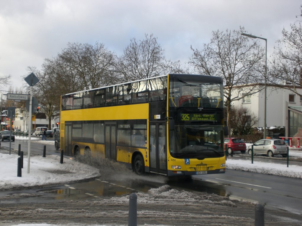 MAN Lion's City DD (Doppelstock) auf der Linie 325 nach Mrkisches Viertel Wittenauer Strae am S+U Bahnhof Wittenau.