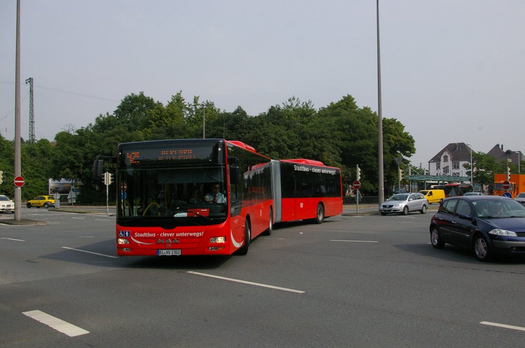 MAN Lions City Gelenkbus (BI-NV 2302) der Busverkehr Ostwestfalen Lippe GmbH auf der 425 von Lhne E.M.R Platz zum Alten Markt in Herford.

Aufgenommen am 15.06.2011 auf der Bahnhofskreuzung in Herford.
