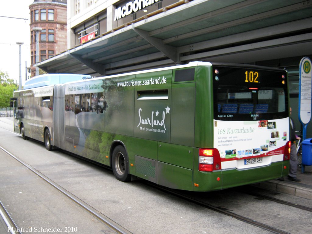 MAN Lions City Gelenkbus von Saarbahn und Bus an der Haltestelle Saarbrcken Hauptbahnhof. Das Foto  habe ich am 27.09.2010 gemacht.
