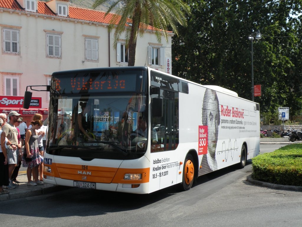 MAN Lion's City mit der Betriebsnummer 154 und einer Vollwerbung auf der Linie 8 bei der Altstadt von Dubrovnik. Die Aufnahme stammt vom 16.07.2011.