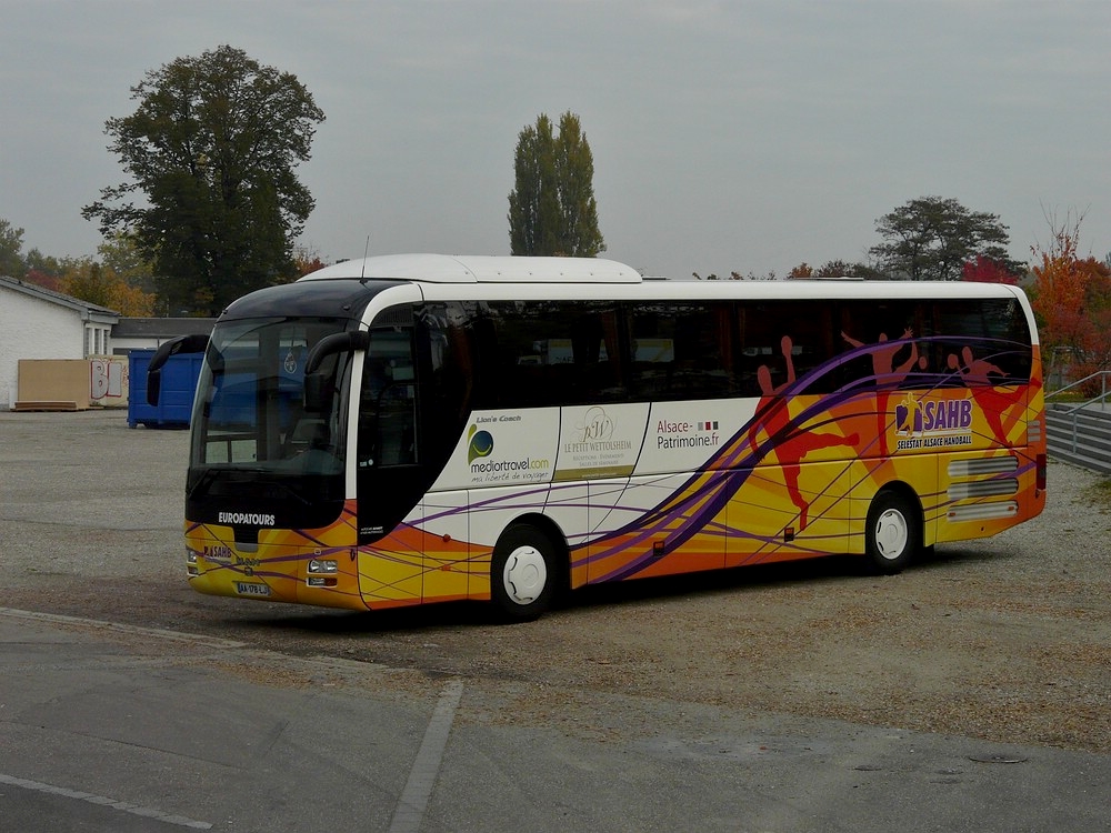MAN Lion's Coach abgestellt allein auf weiter Flur am 30.10.2011 in Strasbourg.
