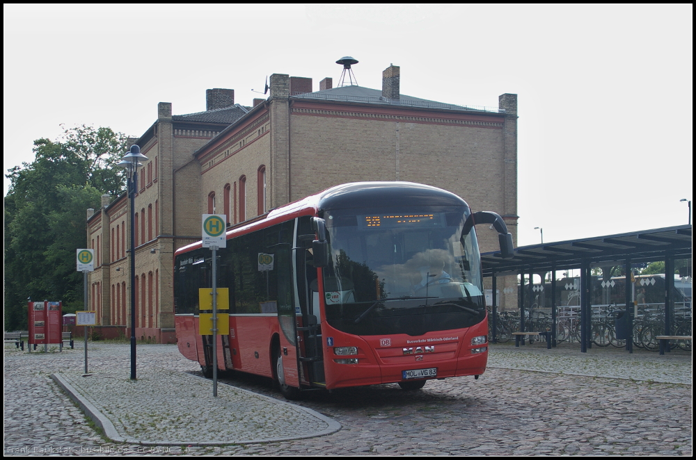 MAN Lion's Regio der Busverkehr Mrkisch Oberland (BMO), ein Unternehmen der Deutsche Bahn, am Bahnhof Mncheberg (Mark) auf der Linie 939 nach Mncheberg Stadt (09.07.2013). Im Hintergrund das nicht mehr genutzte Bahnhofsgebude.