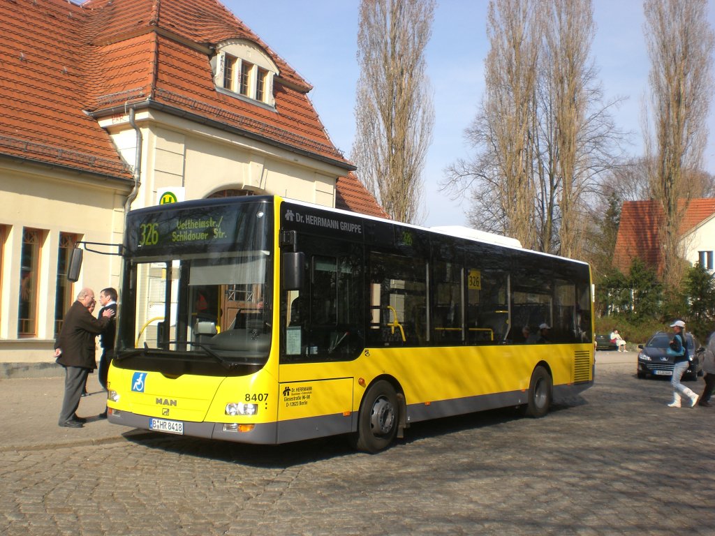 MAN Midibus (Niederflur) auf der Linie 326 nach Hermsdorf Veltheimstrae/Schildower Strae am S-Bahnhof Hermsdorf.