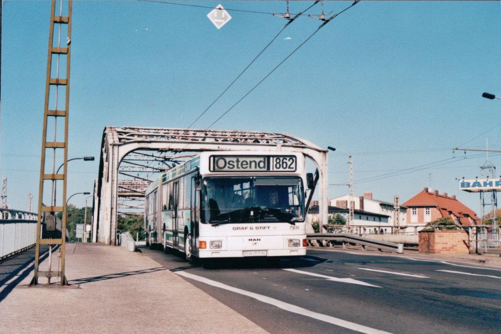 MAN NGE 152, Obus 030 der BBG-Eberswalde im Sommer 2000 auf der alten Bahnhofsbrcke in Eberswalde.