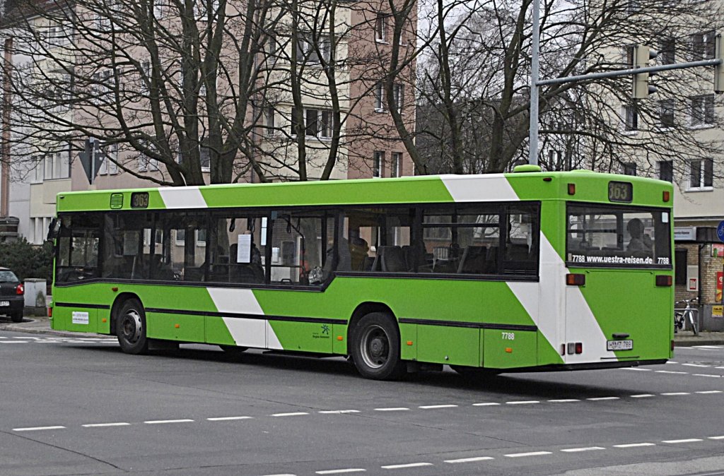 MAN Niederfluhrbus der 1. Geration (Wagen Nummer 7778), fhrt in der Wallensteinstein auf der Linie 363. 