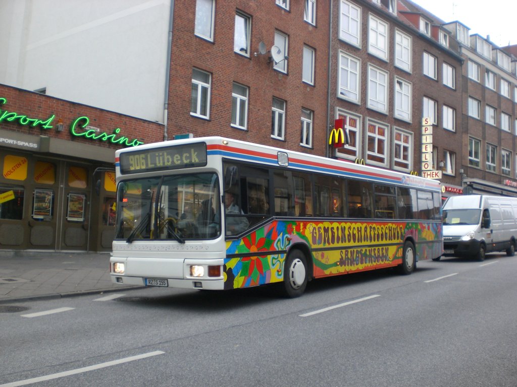 MAN Niederflurbus 1. Generation auf der Linie 906 nach ZOB/Hauptbahnhof nahe der Haltestelle Holstentorplatz.