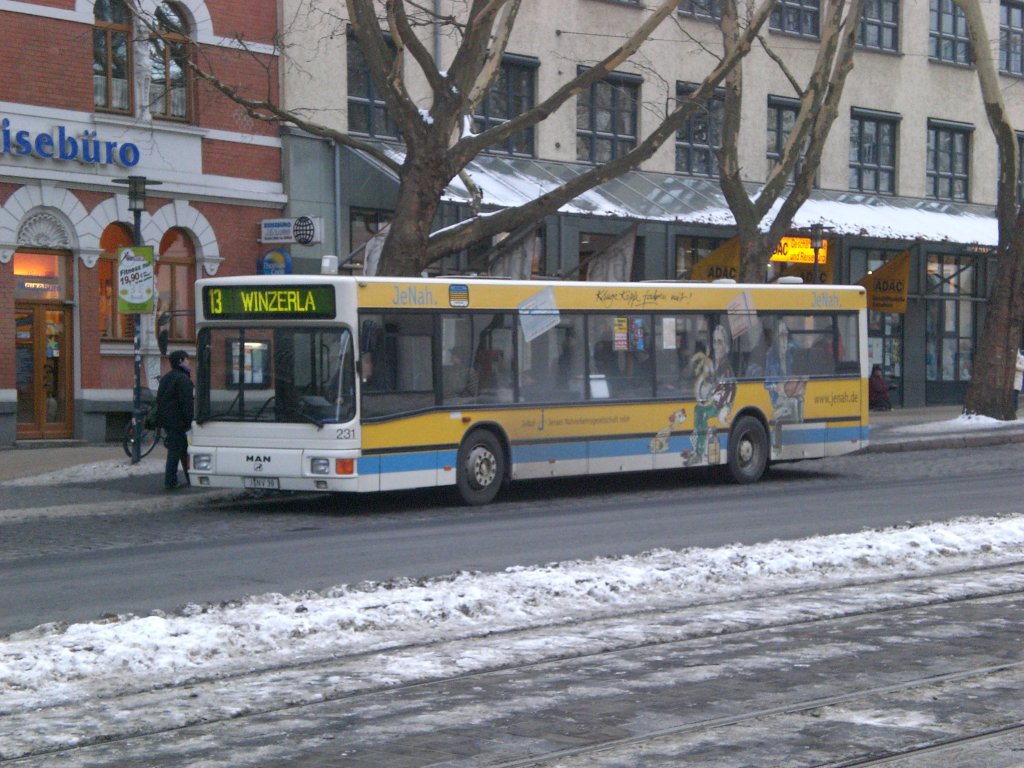 MAN Niederflurbus 1. Generation auf der Linie 13 nach Winzerla an der Haltestelle Stadtzentrum.