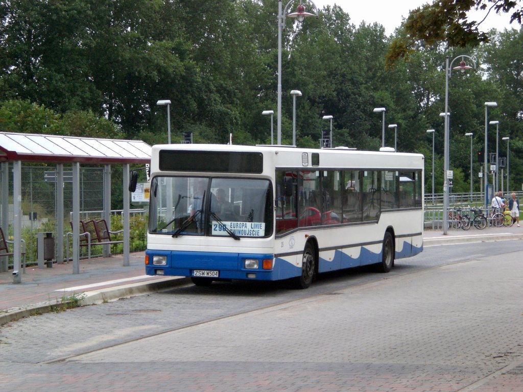 MAN Niederflurbus 1. Generation auf der Linie 290 nach Świnoujście am Bahnhof Bansin Seebad.