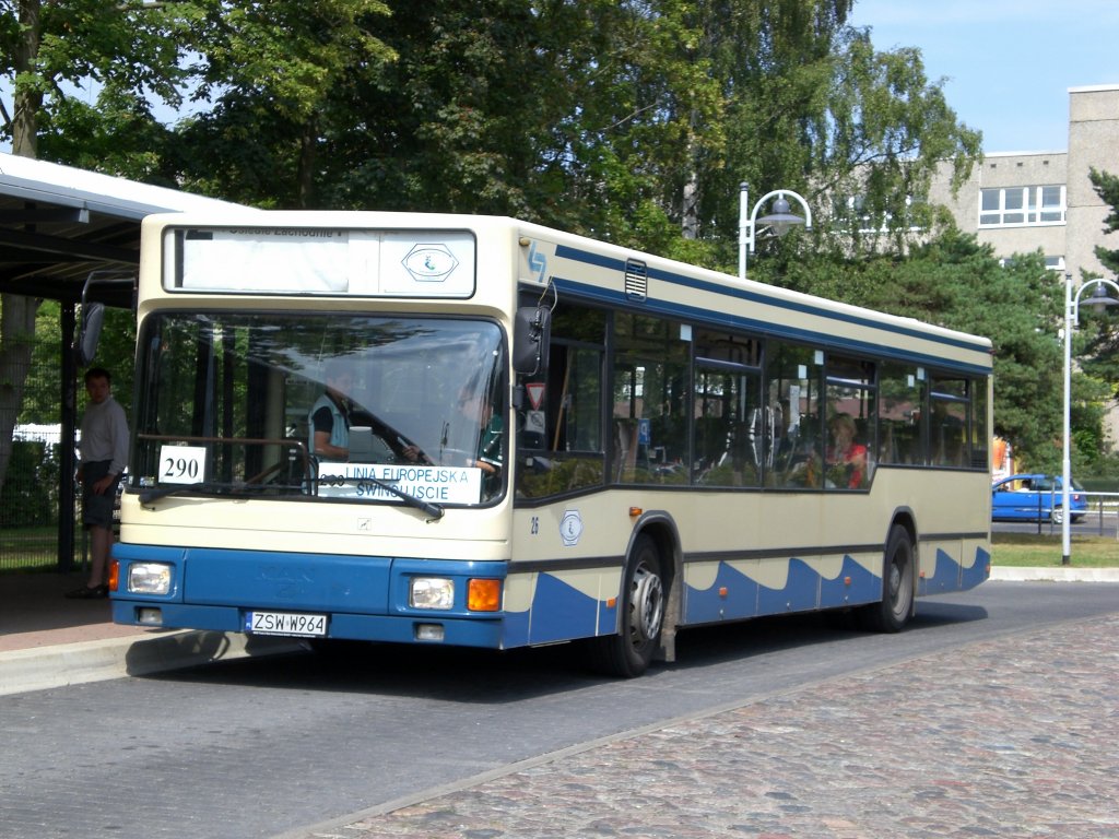 MAN Niederflurbus 1. Generation auf der Linie 290 nach Świnoujście am Bahnhof Seebad Ahlbeck. 

