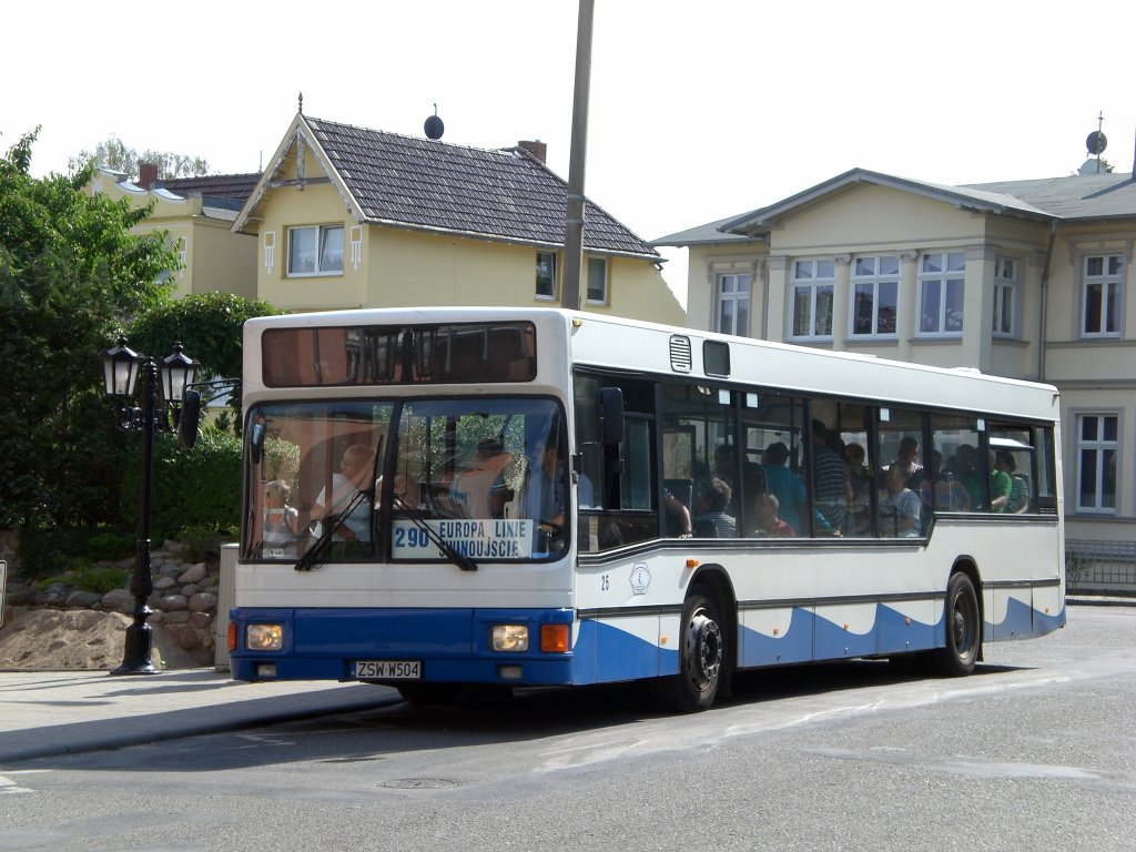 MAN Niederflurbus 1. Generation auf der Linie 290 nach Świnoujście an der Haltestelle Ahlbeck Rathaus. 

