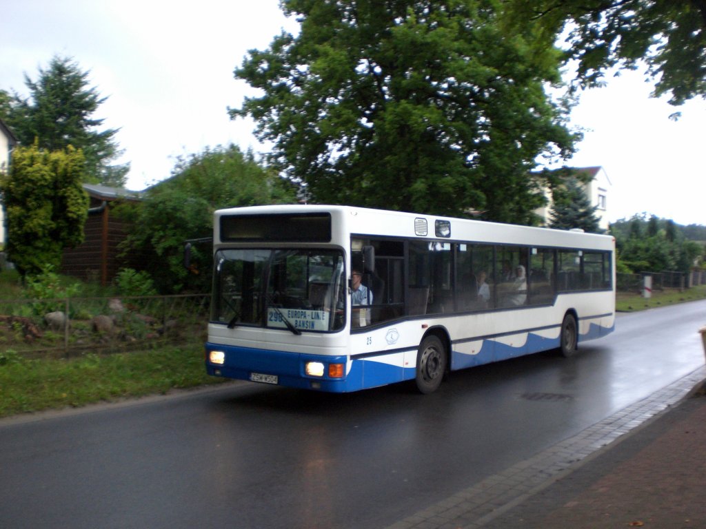 MAN Niederflurbus 1. Generation auf der Linie 290 nach Bansin Dorf nahe vom Bahnhof Seebad Bansin. 