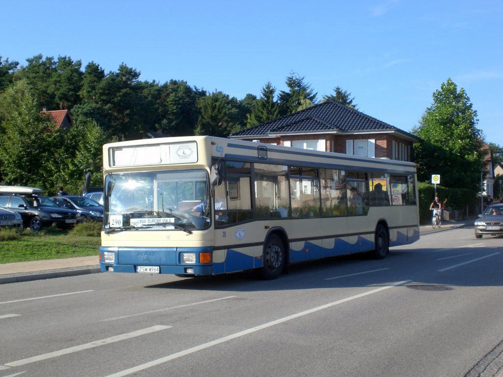 MAN Niederflurbus 1. Generation auf der Linie 290 nach Świnoujście an der Haltestelle Bansin Alte Molkerei.

