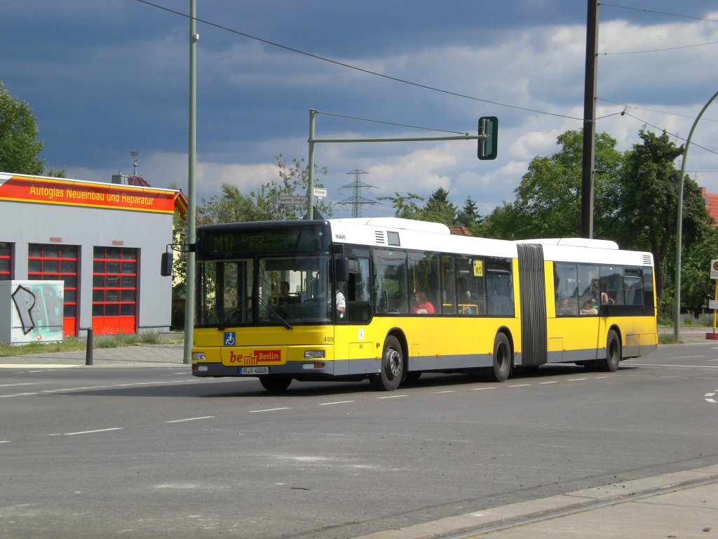 MAN Niederflurbus 2. Generation als SEV fr die Straenbahnlinie M17 zwischen Hohenschnhausen Gehrenseestrae und Lichtenberg Allee der Kosmonauten/Rhinstrae an der Haltestelle Lichtenberg Rhinstrae/Plauener Strae.