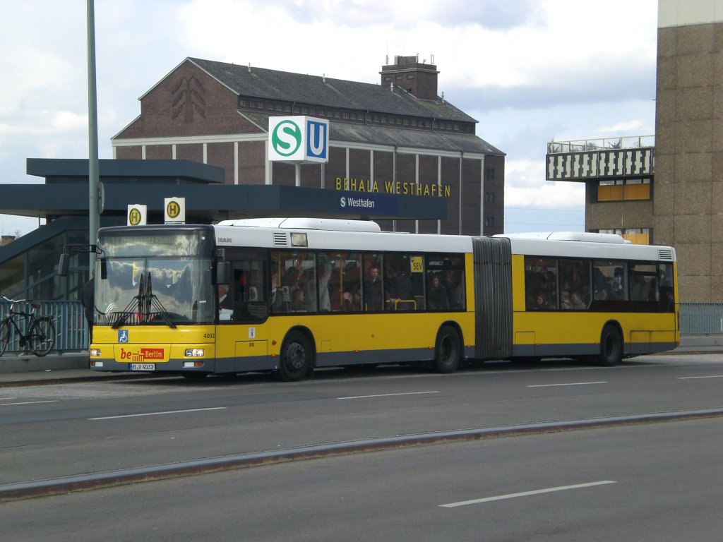 MAN Niederflurbus 2. Generation als SEV fr die U-Bahnlinie 9 zwischen U-Bahnhof Leopoldplatz und S+U Bahnhof Zoologischer Garten am S+U Bahnhof Westhafen.
