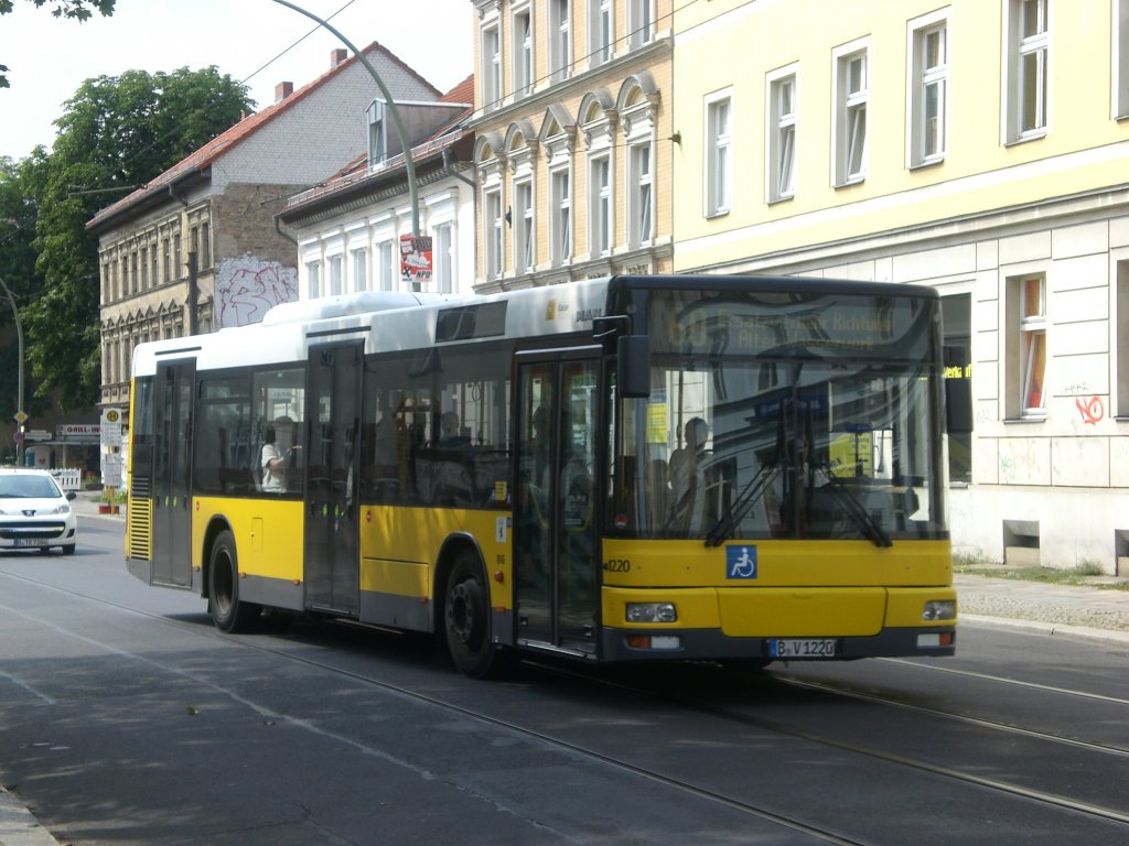 MAN Niederflurbus 2. Generation als SEV fr die Straenbahnlinien 60 und 61 Richtung Schloplatz Kpenick an der Haltestelle Adlershof Wassermannstrae.(17.8.2011)