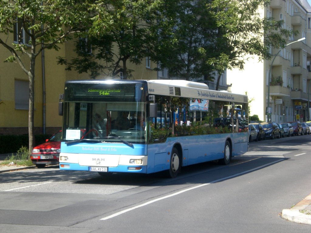MAN Niederflurbus 2. Generation als SEV fr die S-Bahnlinien 8,9 und 41 Richtung S-Bahnhof Ostkreuz am S-Bahnhof Prenzlauer Allee.(20.8.2011)